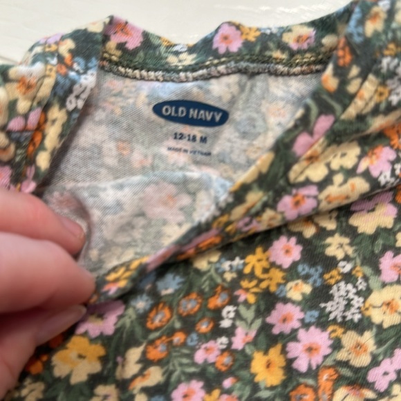 5/$10 Old navy floral tshirt 12-18m - Picture 3 of 3
